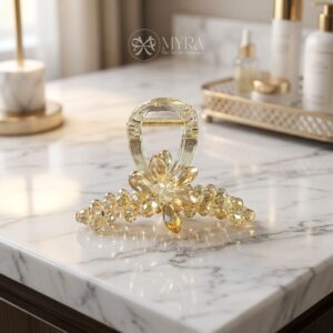 Kẹp càng cua đính đá pha lê vàng champagne trên bàn trang điểm đá cẩm thạch