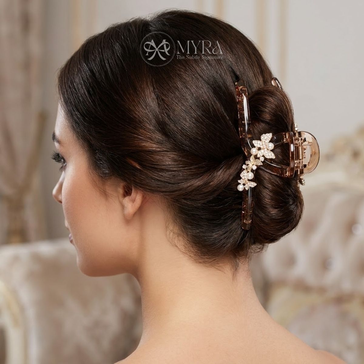 Kẹp tóc bướm ngọc trai giữ búi tóc thấp thanh lịch, gợi ý quà 20/10 cho mẹ chồng