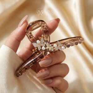 Cận cảnh cánh bướm đính đá và ngọc trai trên kẹp tóc bướm ngọc trai