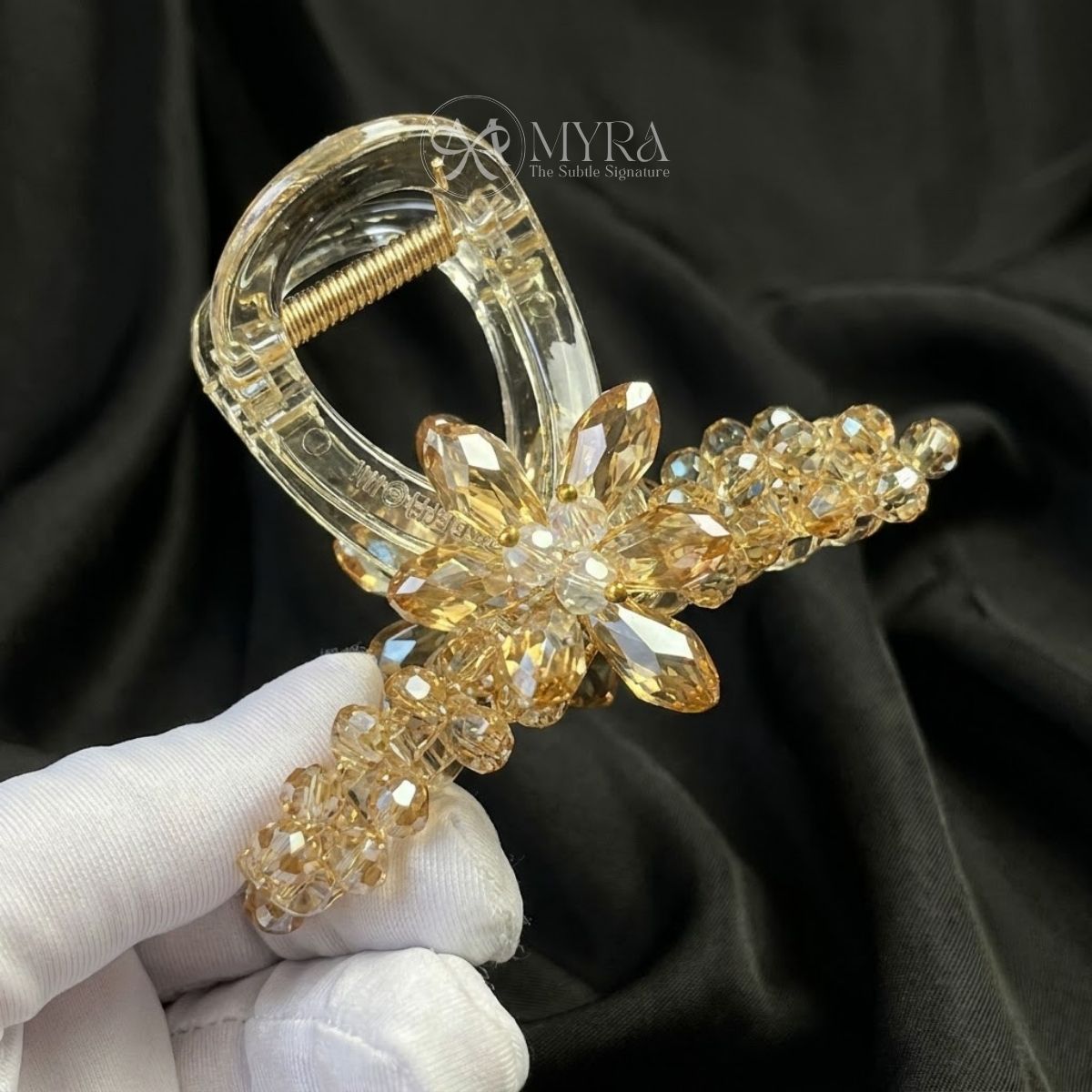 Cận cảnh bông hoa đá pha lê vàng champagne trên kẹp tóc nữ cao cấp